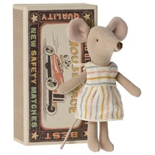 Big-sister-mouse-in-matchbox