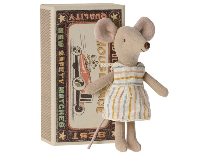 Big-sister-mouse-in-matchbox
