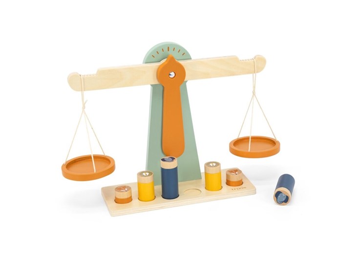 Wooden-scale-with-six-weights